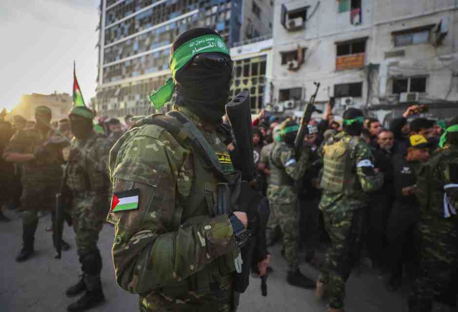 Combattenti delle Brigate Qassam, l'ala militare di Hamas, durante lo scambio di ostaggi e prigionieri di domenica 19 gennaio (AP Photo/Abed Hajjar) &nbsp;<br />