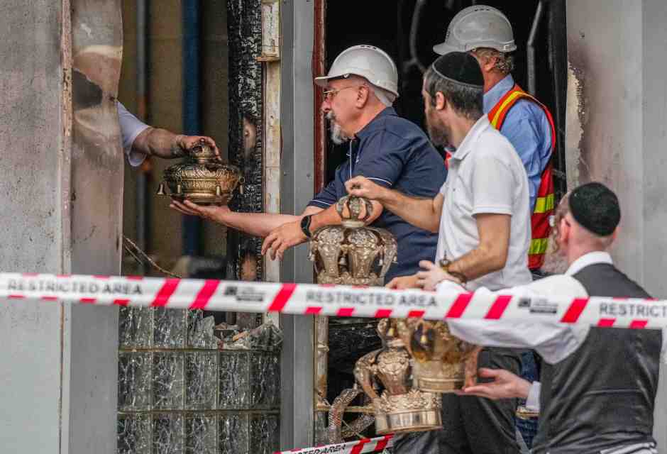 I fedeli recuperano oggetti dalla sinagoga bruciata il 6 dicembre 2024 a Melbourne, Australia (Foto di Asanka Ratnayake/Getty Images)&nbsp;<br />