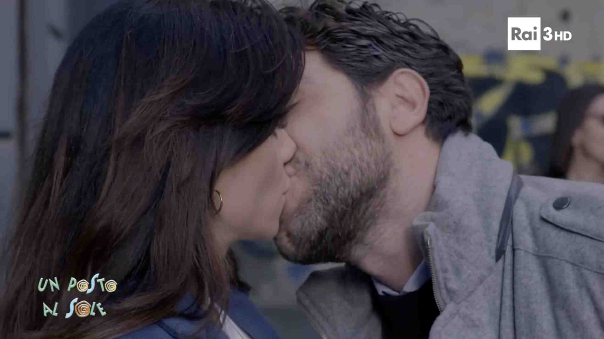 Immagine di Con il bacio di Pino e Rosa, nasce una nuova coppia in Un posto al sole