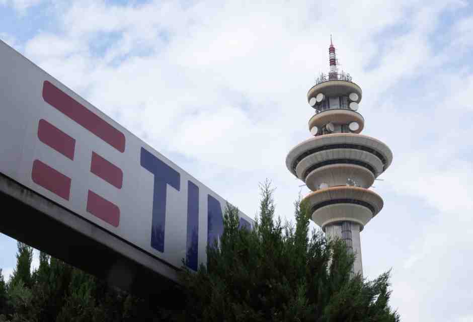 Una vista della sede centrale di Tim Italia, a Rozzano (AP Photo/Antonio Calanni) <br />