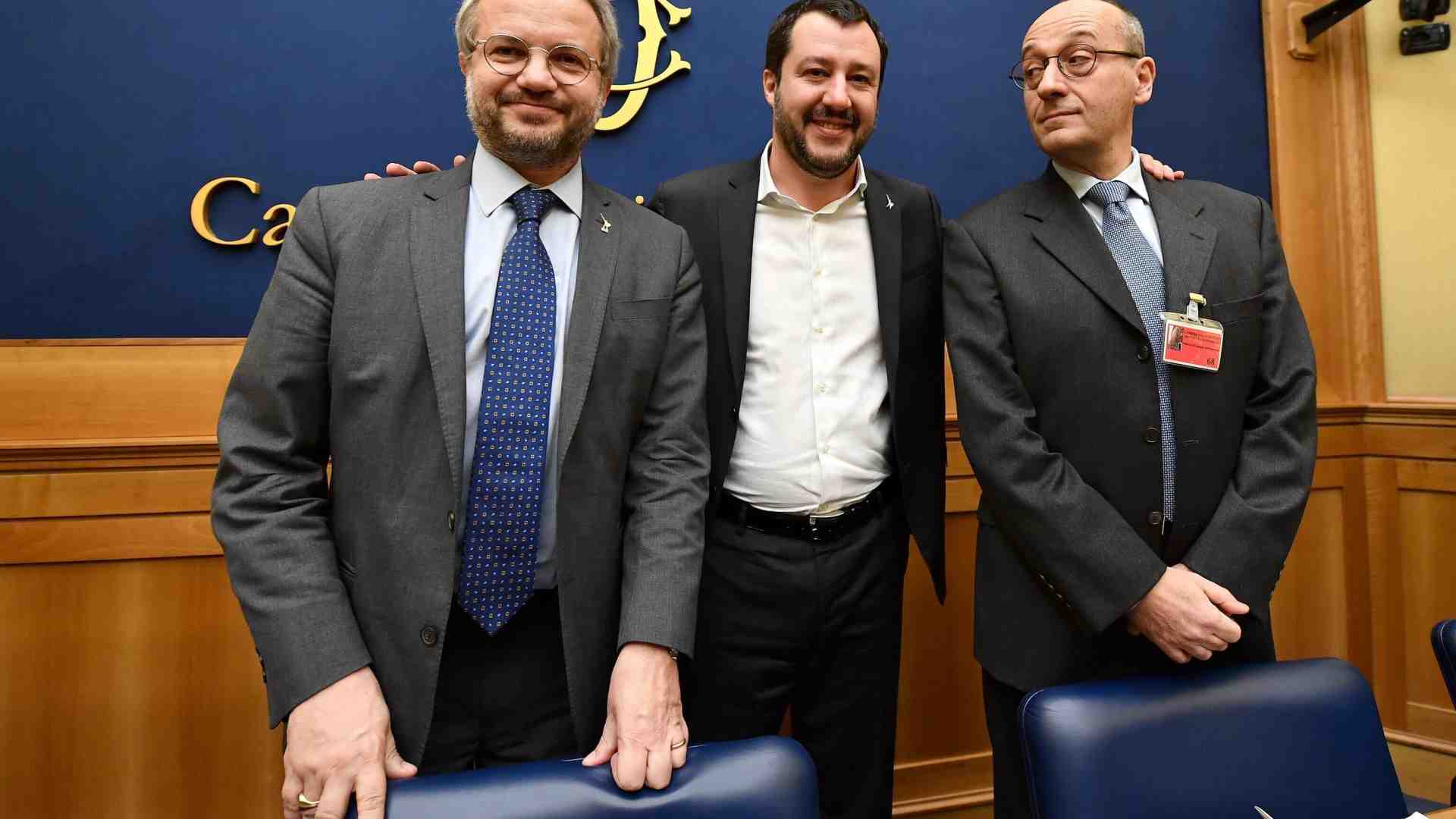 Immagine di Salvini trumpeggia con Borghi&Bagnai: “Italia fuori dall’Oms”