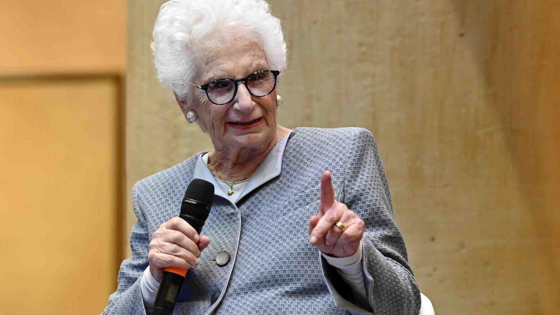 Immagine di Liliana Segre lasciata sola contro l’“olocausto” della ragione