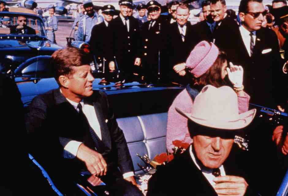 John e Jackie Kennedy con John Connally in auto a Dallas (GettyImages)&nbsp;<br />