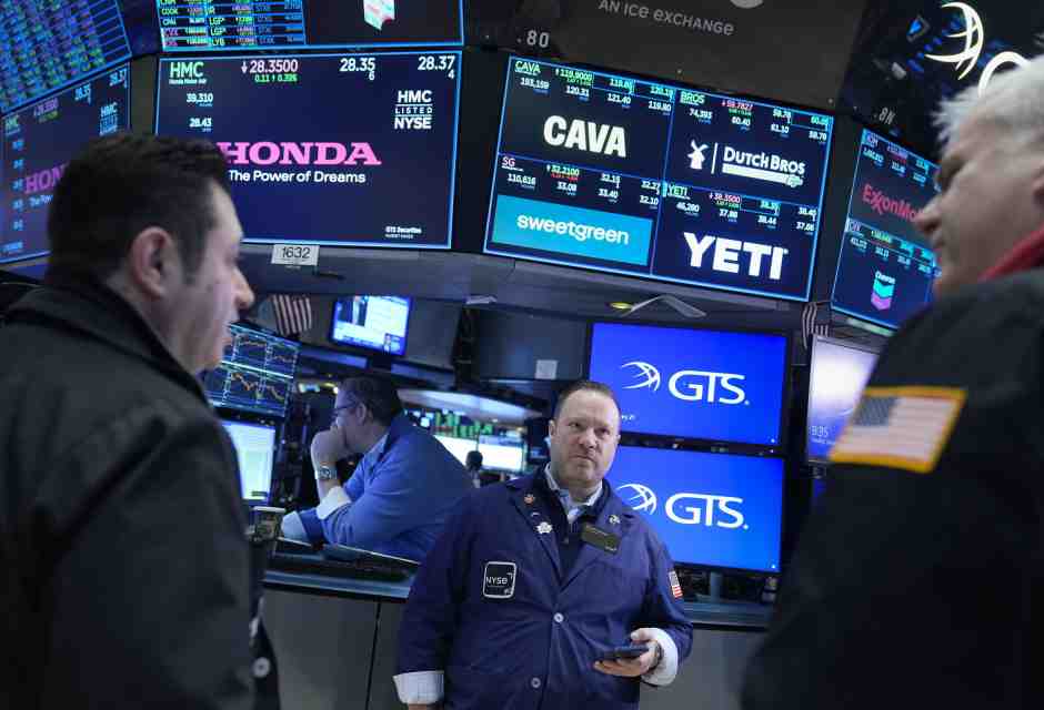 I trader nella Borsa di Wall Street a New York (AP Photo/Seth Wenig)&nbsp;<br />