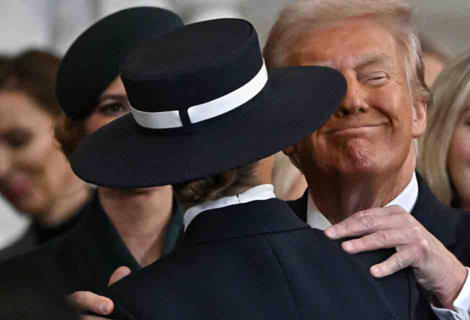 La sfida di Melania Trump al protocollo. Cappelli che si fanno simboli di potere e trasgressione