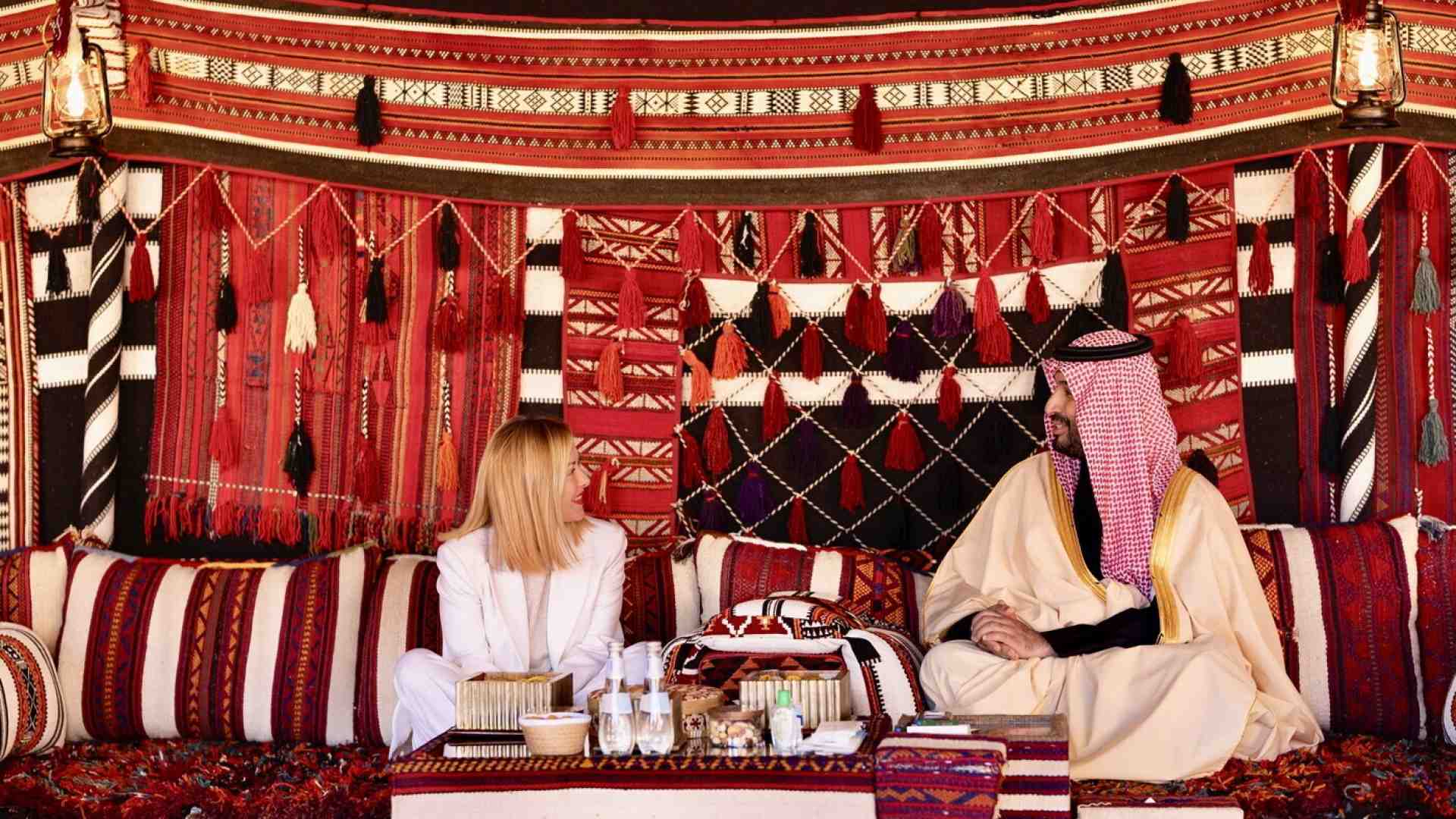 Immagine di Giorgia Meloni in Arabia Saudita cerca una via di fuga ai dazi americani