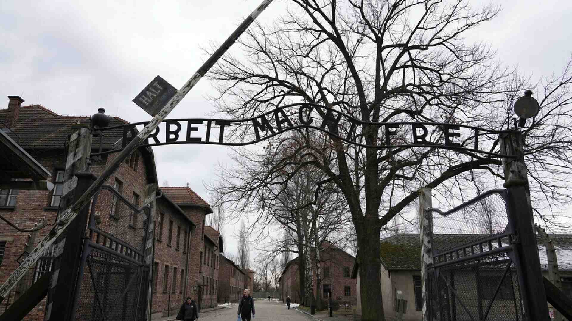 Immagine di Auschwitz: qui si protegge il futuro
