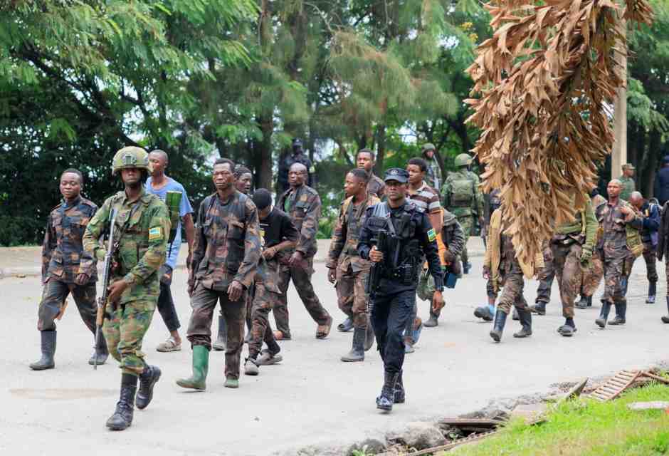 Membri delle Forze armate della Rdc si arrendono e vengono scortati da soldati ruandesi dopo aver attraversato il confine da Goma a Gisenyi (Epa/Moise Niyonzima)&nbsp;<br />