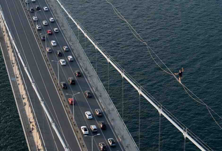 Jaan Roose cammina sulla corda accanto al ponte fra Asia ed Europa a Instanbul (foto Getty)&nbsp;<br />