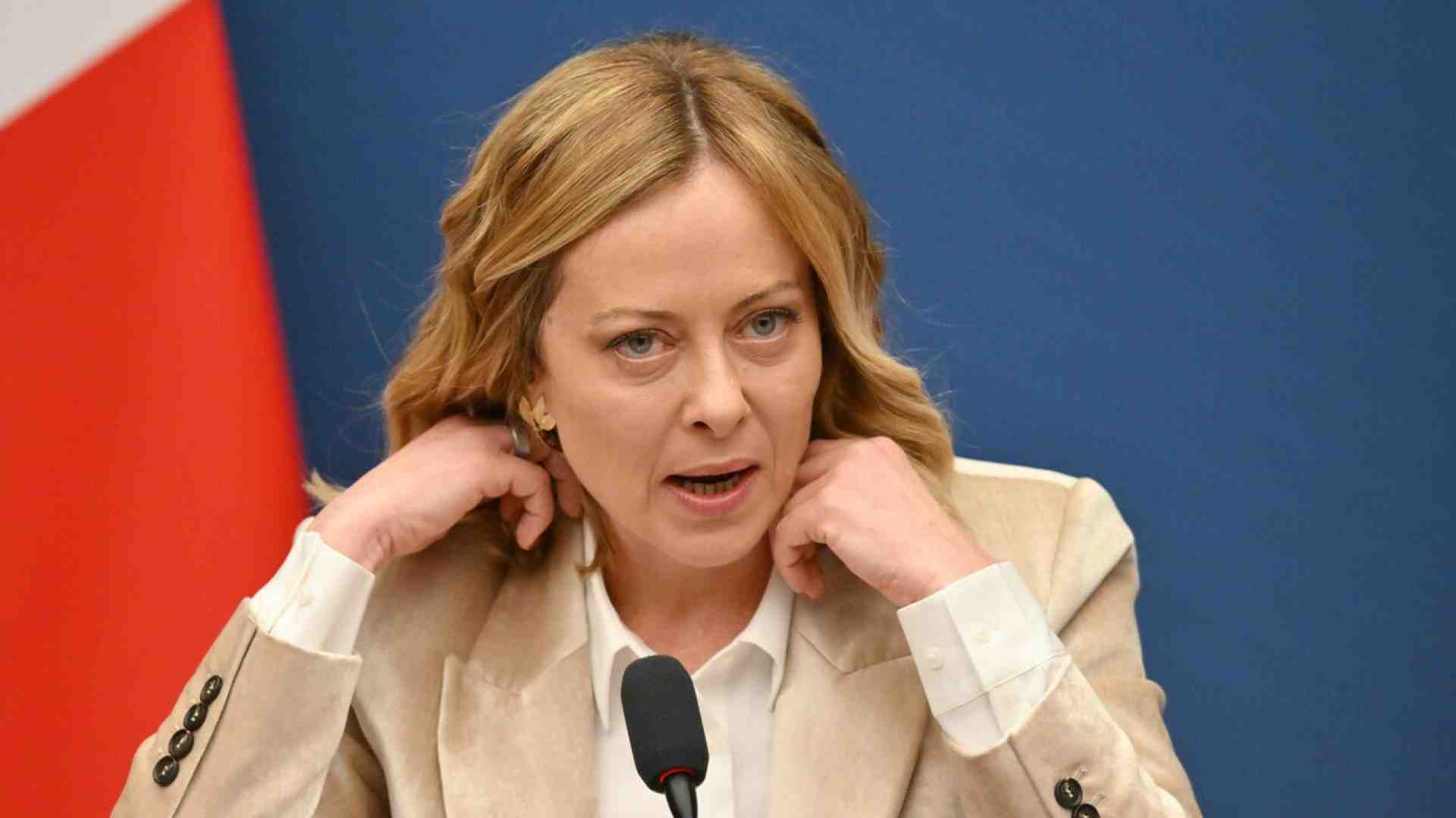Immagine di Meloni indagata per il caso Almasri. La premier: "Non mi faccio intimidire". E mostra sui social l'avviso di garanzia