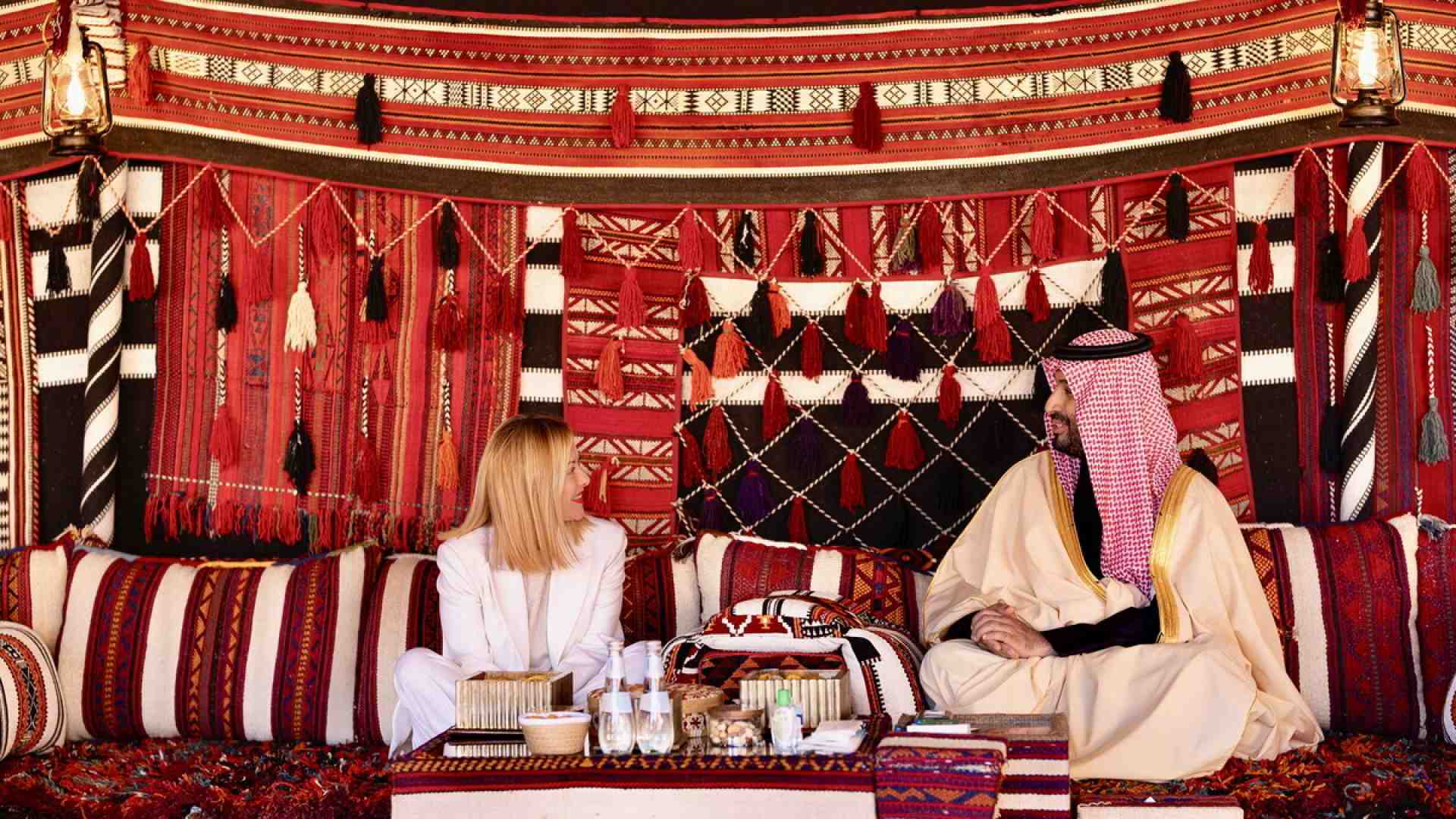Immagine di Santanchè, 007 e Albania: Meloni passa dalla tenda di bin Salman a quella del circo di Palazzo Chigi