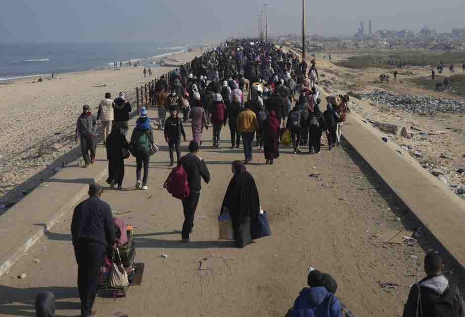 Palestinesi sfollati fanno rientro alle loro case nel nord della Striscia di Gaza (LaPresse) <br />
