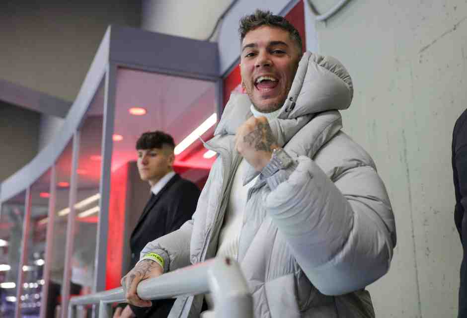 Emis Killa a San Siro durante Milan-Empoli del&nbsp;<span style="color: rgb(8, 8, 8); font-family: Lato, sans-serif; font-size: 14px;">10 marzo 2024 (foto Getty Images)</span>