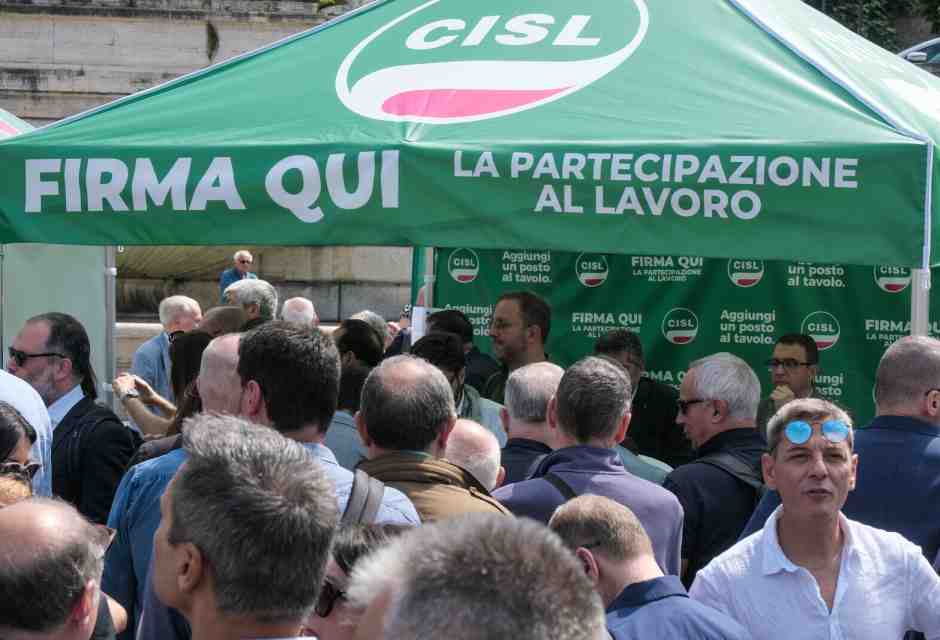 La Cisl a Roma raccoglie le firme per la proposta di legge sulla partecipazione dei lavoratori alla gestione delle imprese (LaPresse)&nbsp;<br />