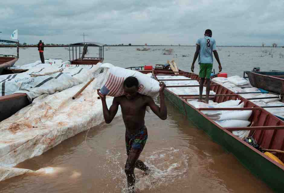Luglio 2023, un giovane trasporta un sacco di sorgo dell'USAID in un campo per sfollati a Bentiu, nel Sudan del Sud (GettyImages)&nbsp;<br />