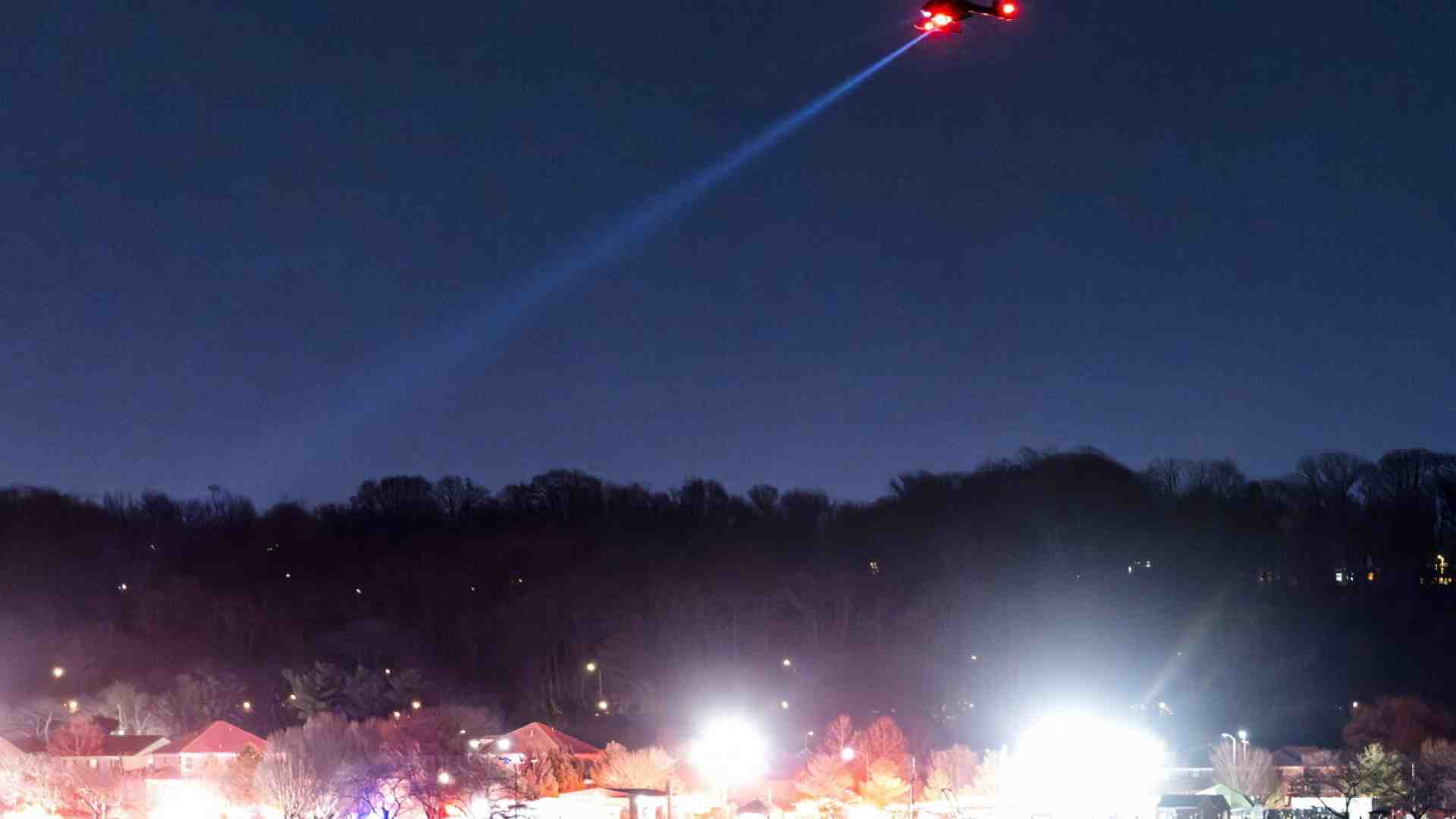 Immagine di A Washington un aereo di linea è precipitato dopo una collisione con un elicottero militare. Almeno 30 vittime