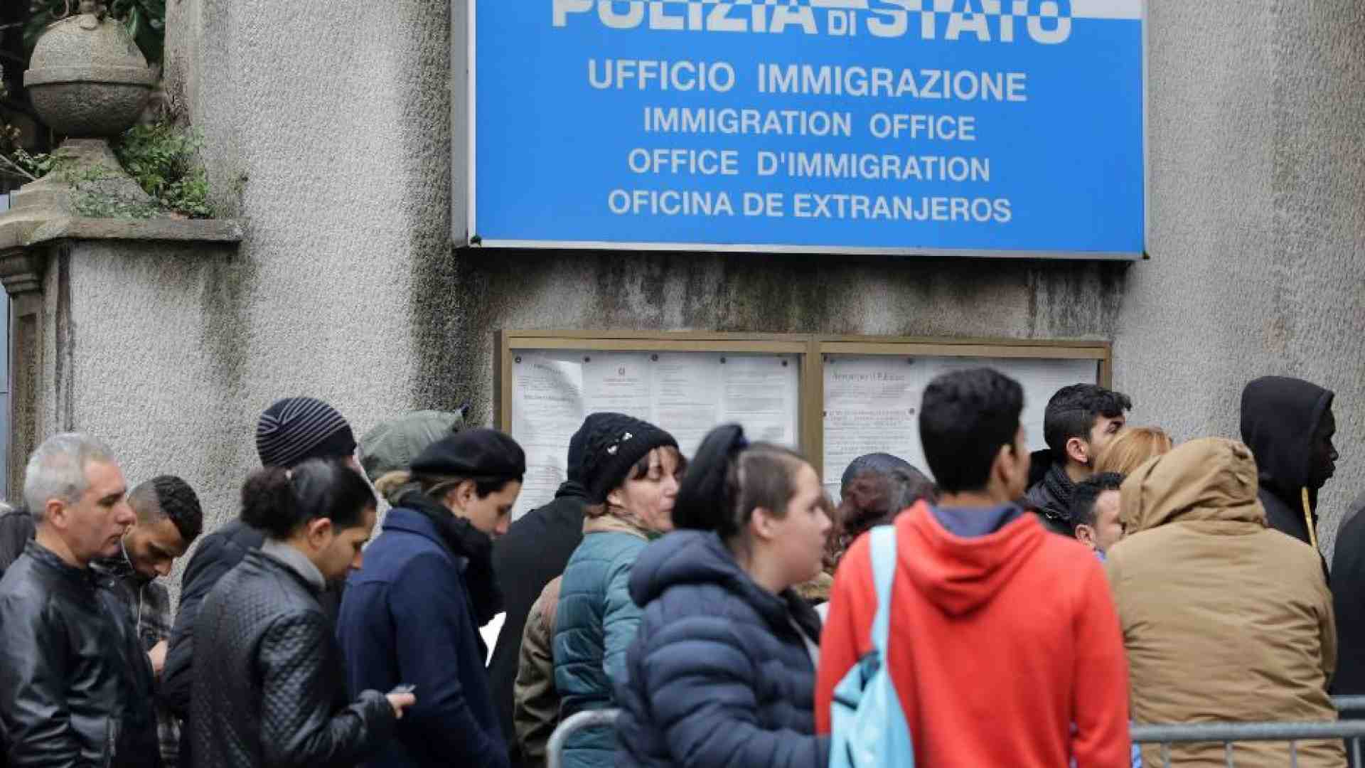 Immagine di La prof in coda con la sua studentessa per rinnovare il permesso di soggiorno