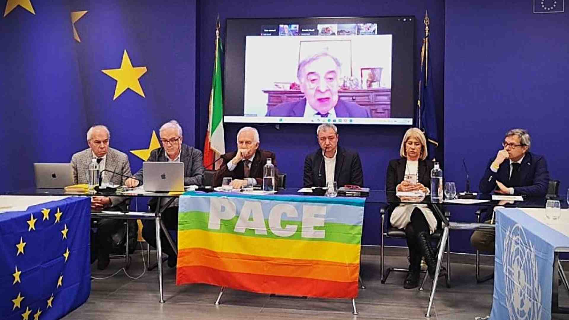 Immagine di È nato l'Intergruppo per la pace: «Non vogliamo un'Europa bellicista»