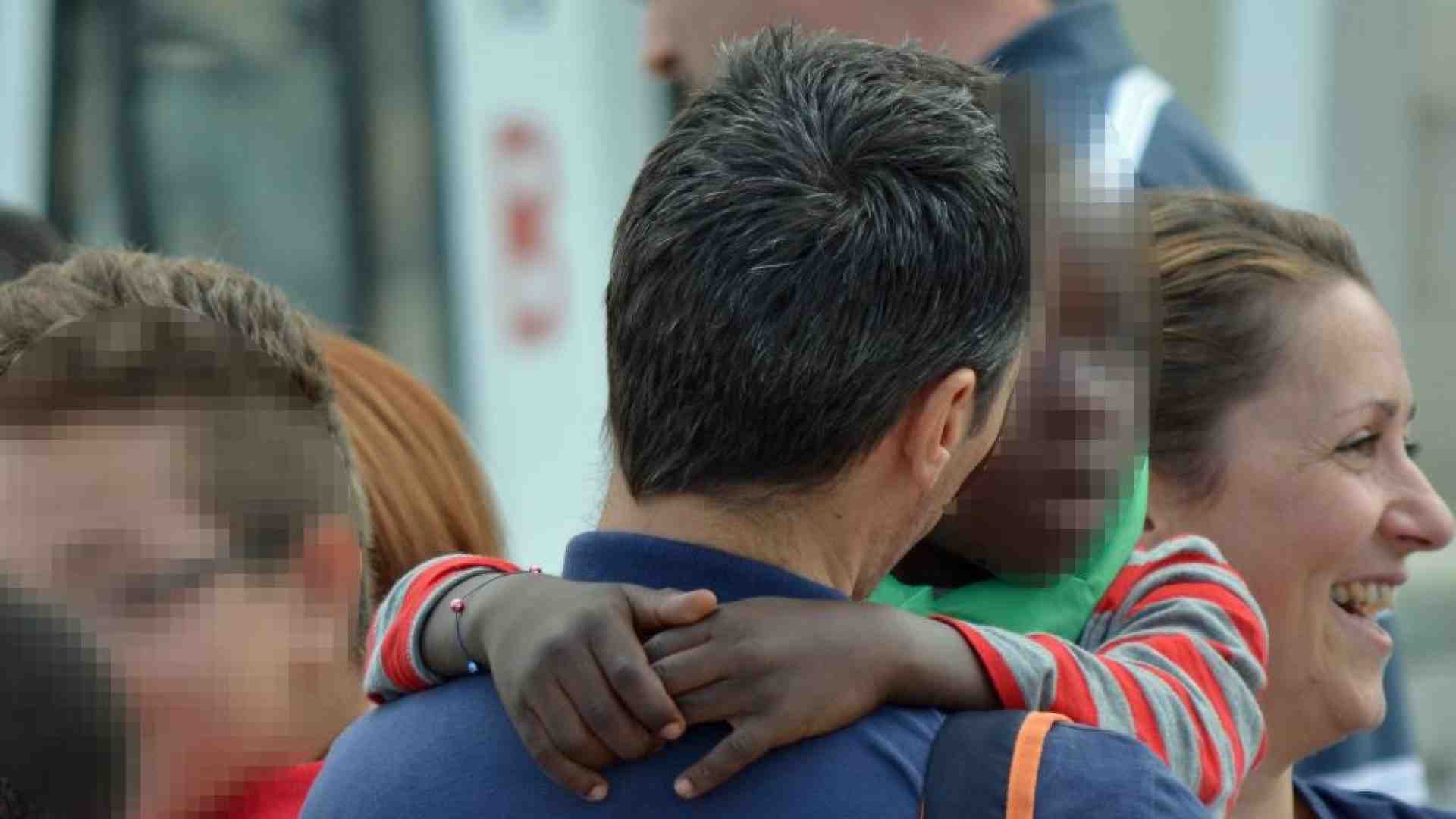 Immagine di Il crollo delle adozioni (non solo a Milano): cosa sta succedendo?