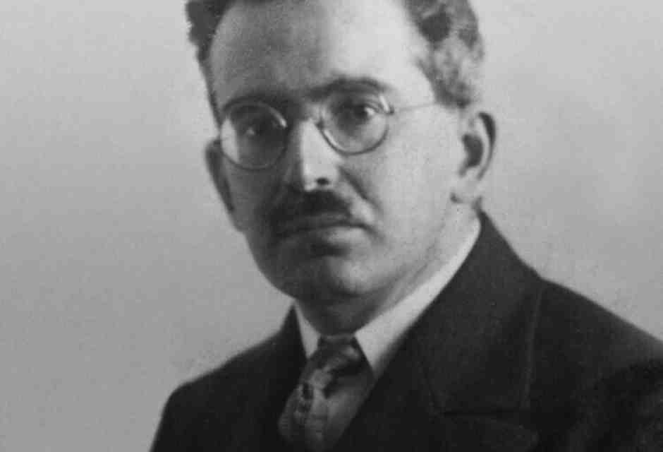 <span style="color: rgb(32, 33, 34); font-family: sans-serif; font-size: 20px;">Walter Benjamin nel 1928 (Foto Wikipedia)</span>