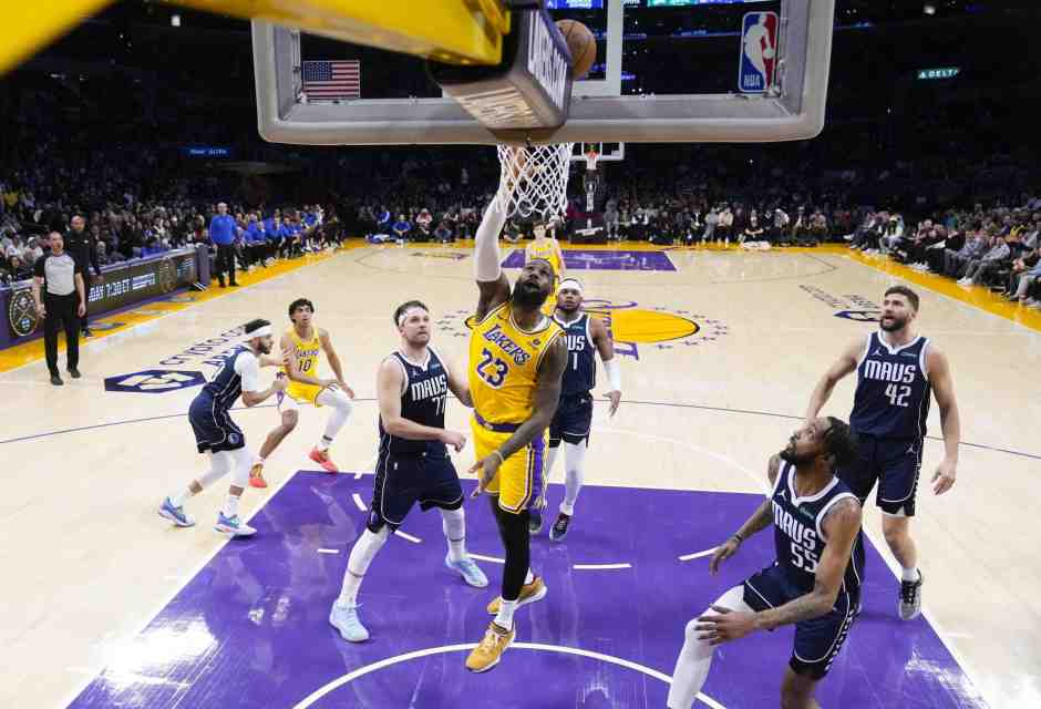 Luka Doncic osserva LeBron James andare a canestro. I due giocheranno assieme (foto Ap, via LaPresse)