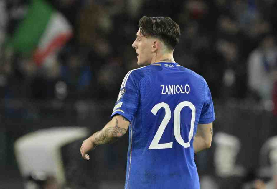Nicolò Zaniolo con la maglia della Nazionale durante la partita delle qualificazioni a Euro 2024 Italia - Macedonia del Nord (foto LaPresse)<br />