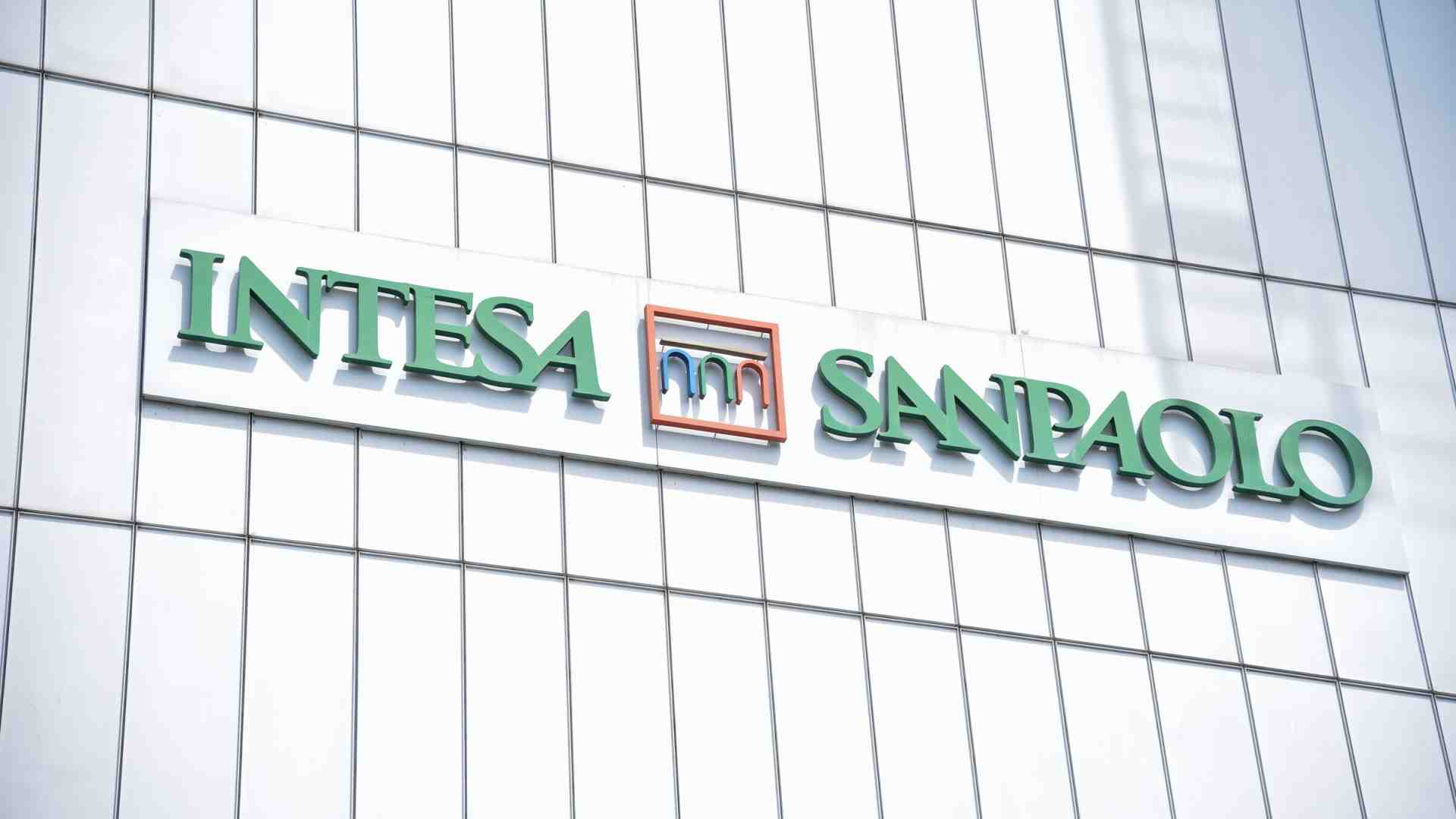 Immagine di Il ceo di Intesa Sanpaolo tiene alla larga il dossier Mediobanca ma lancia messaggi al mercato