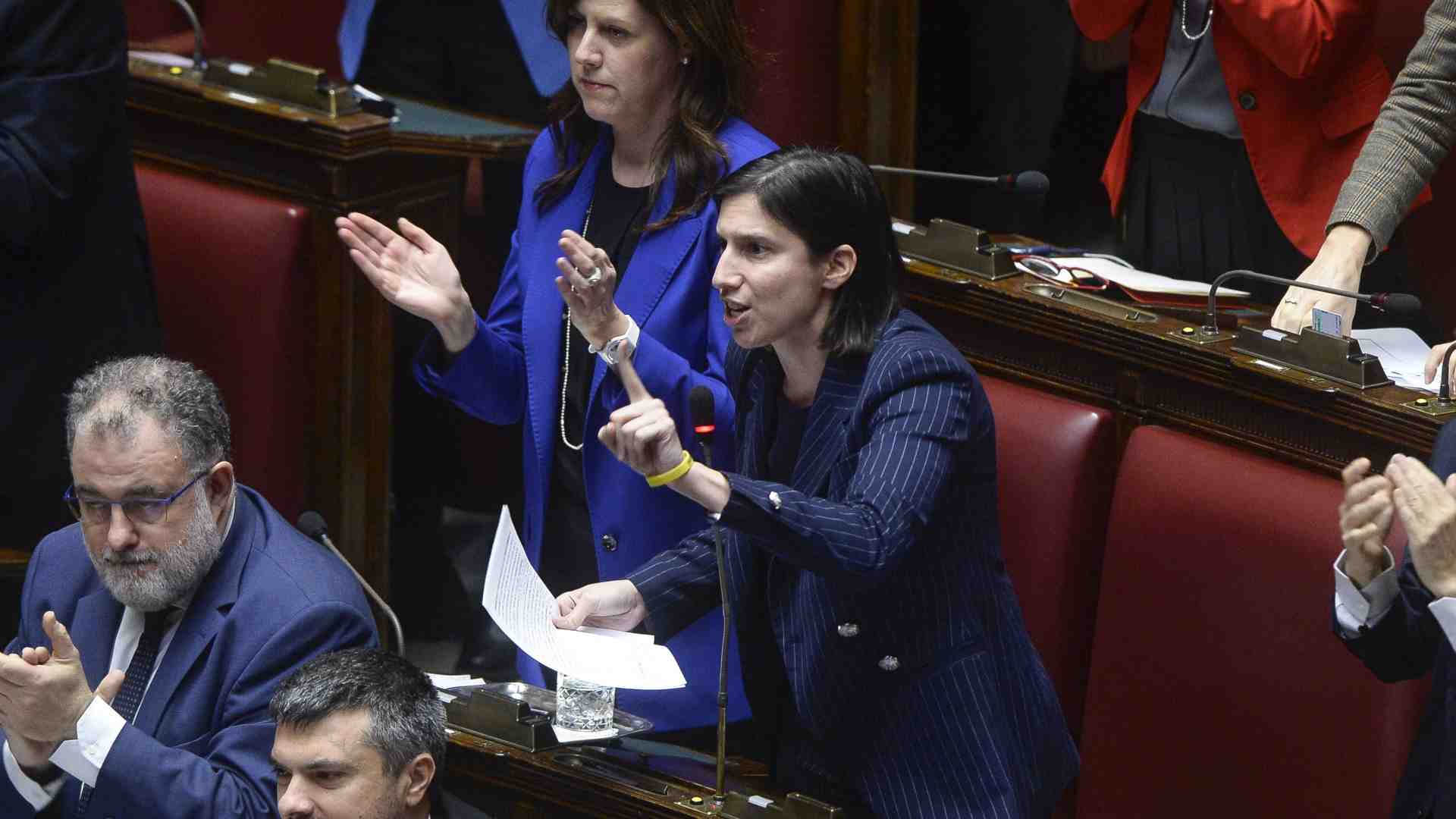 Immagine di Schlein e Conte all'attacco: «Difendono un torturatore»