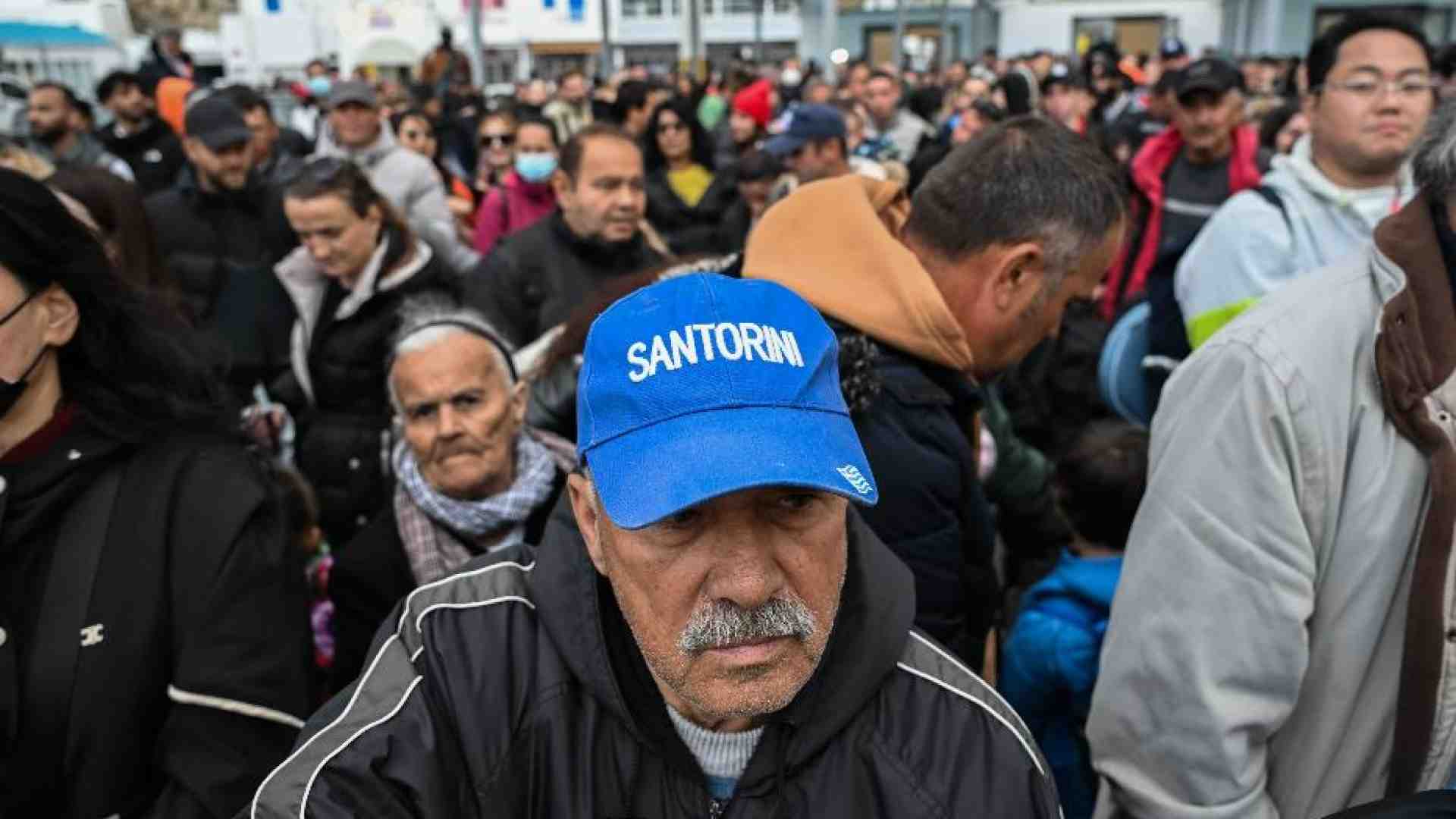 Immagine di Le scosse anomale, l'esodo senza fine: ma cosa sta succedendo a Santorini?