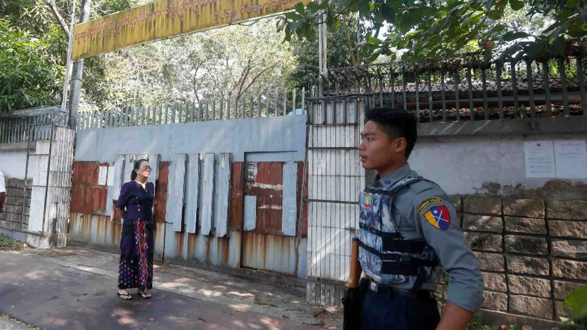 Immagine di L'appello del figlio di Suu Kyi: «Fatemela rivedere»