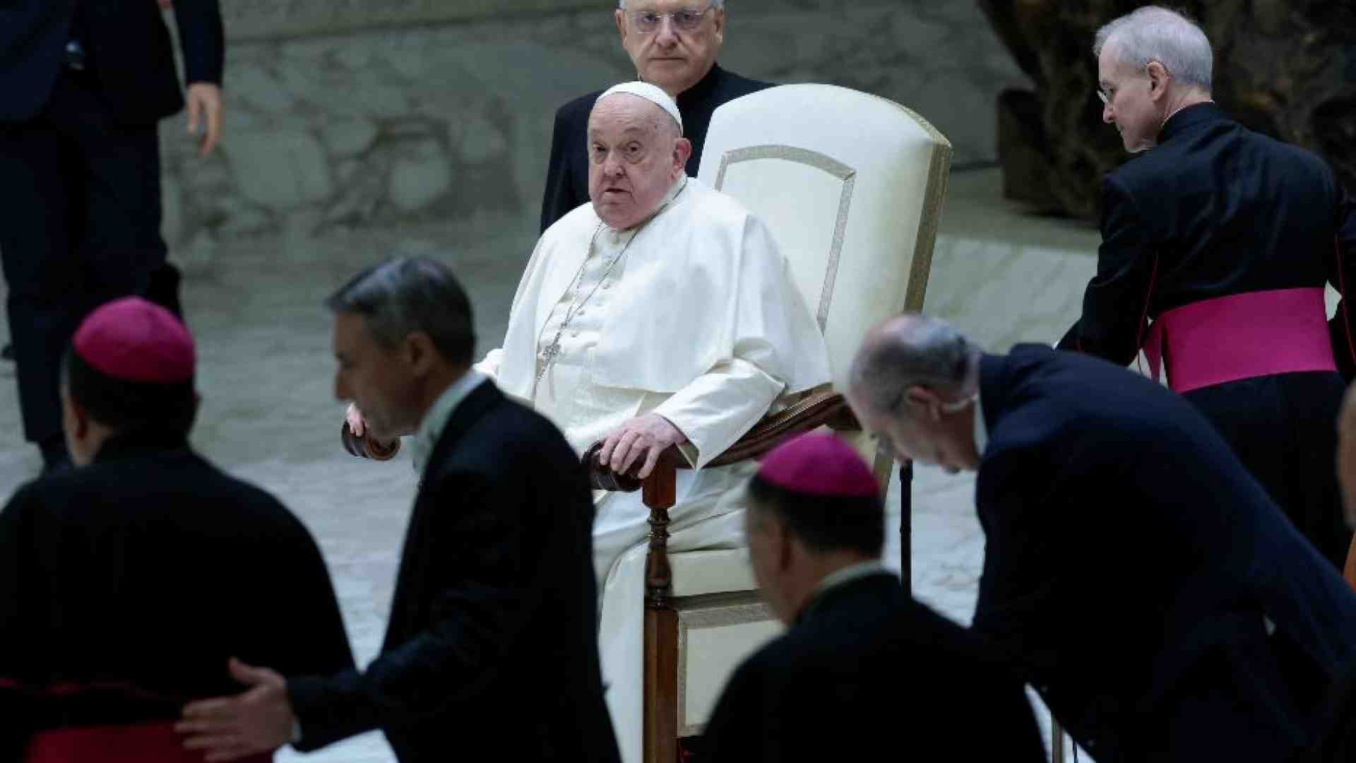 Immagine di Il Papa raffreddato, non legge il testo della catechesi