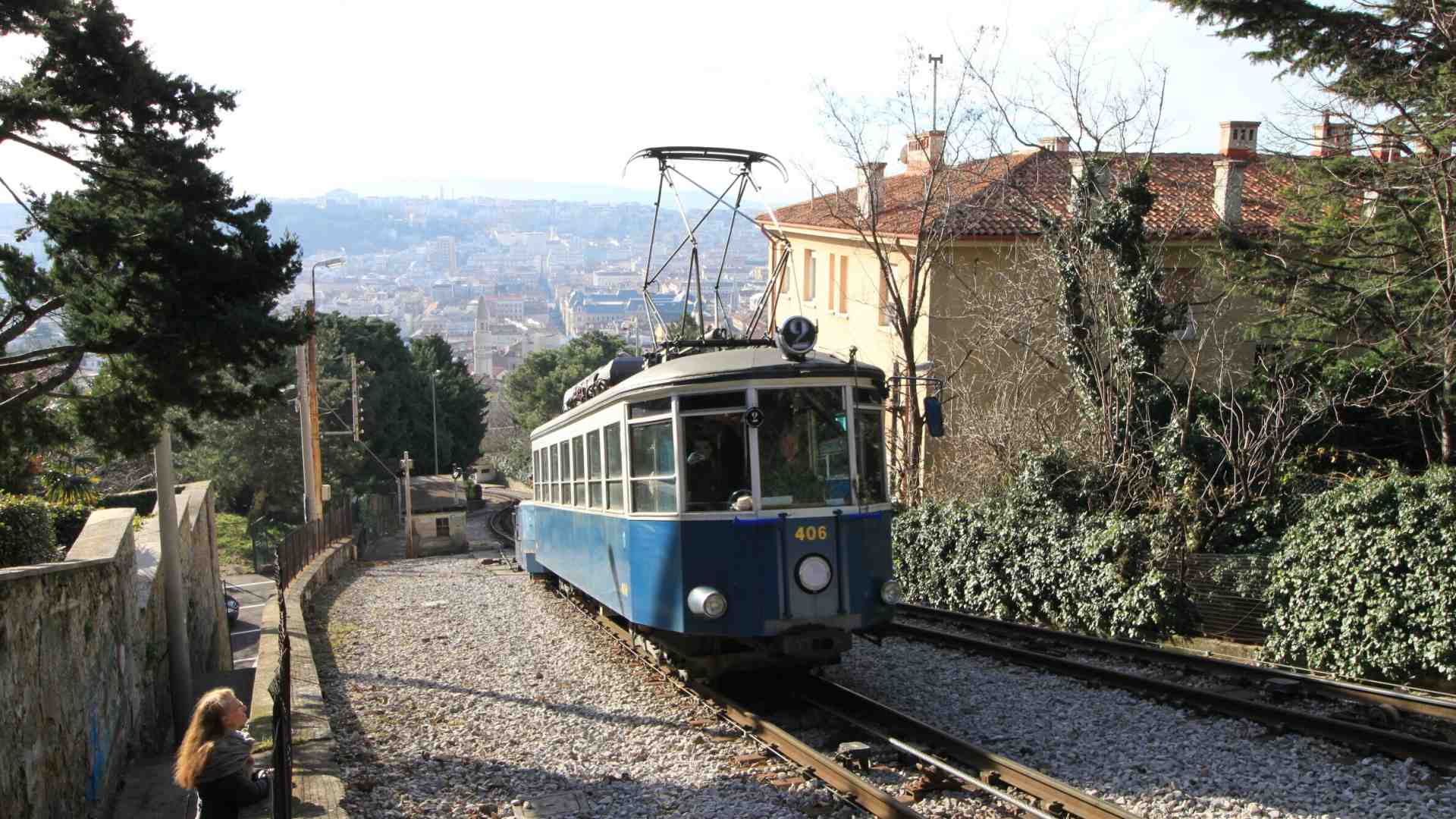 Immagine di Il mondo va in malora, ma almeno è tornato il vecchio tram di Opicina