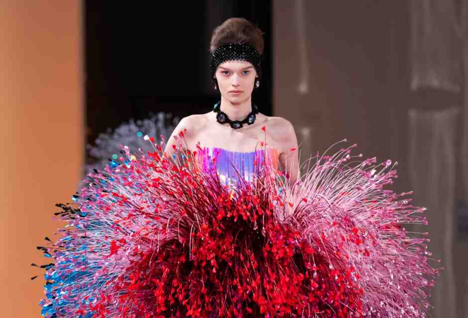 Uno dei look pi&ugrave; spettacolari della prima sfilata couture di Kevin Germanier, trentenne di Sierre, in Svizzera (foto courtesy Germanier)&nbsp;<br />