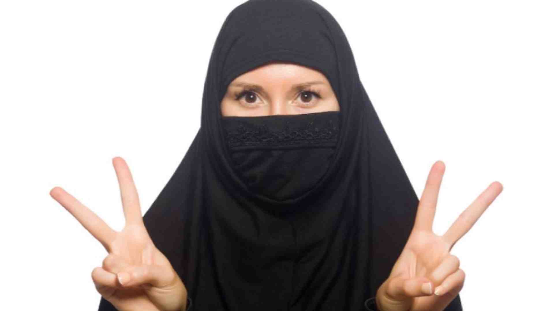 Immagine di Cari genitori islamici aiutiamo le vostre figlie velate in classe