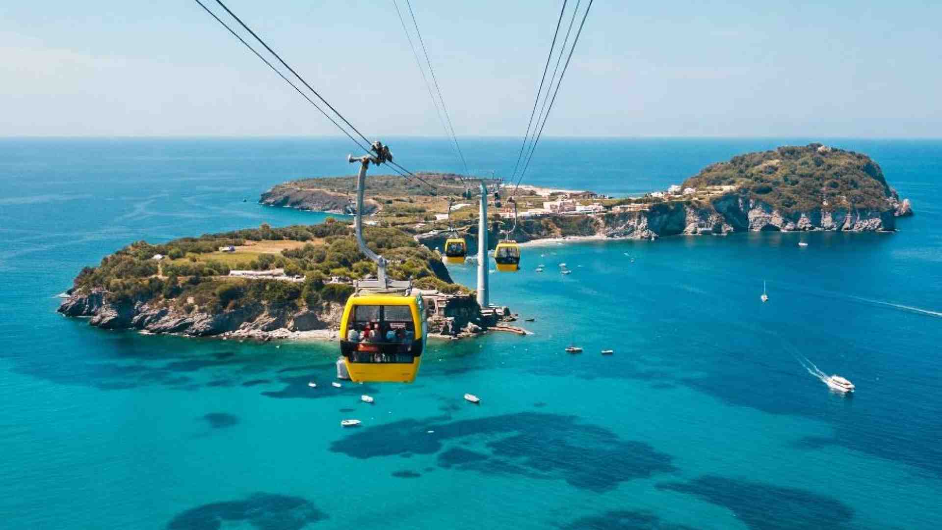 Immagine di Da Ventotene al carcere di Santo Stefano in funivia volando sul mare