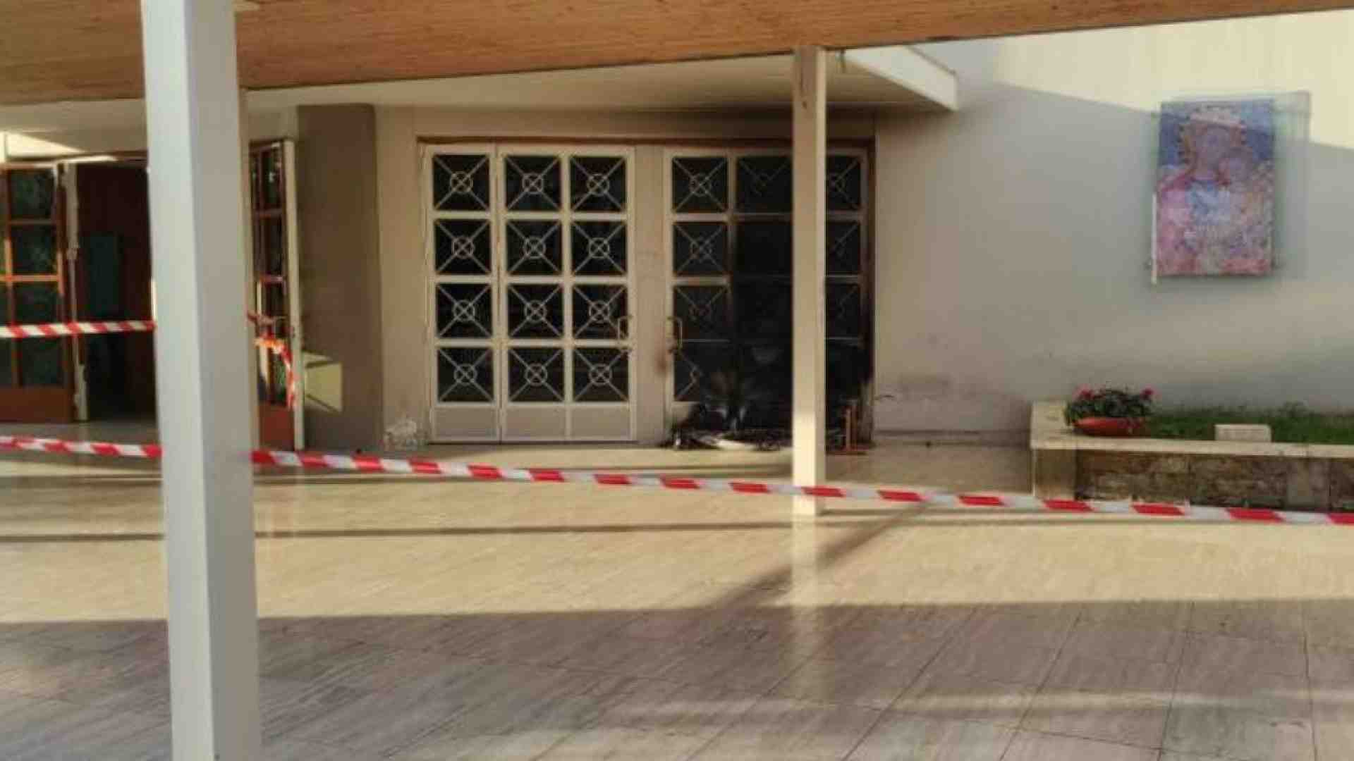 Immagine di Raid in chiesa a Marigliano. Il parroco: «Noi non indietreggiamo»