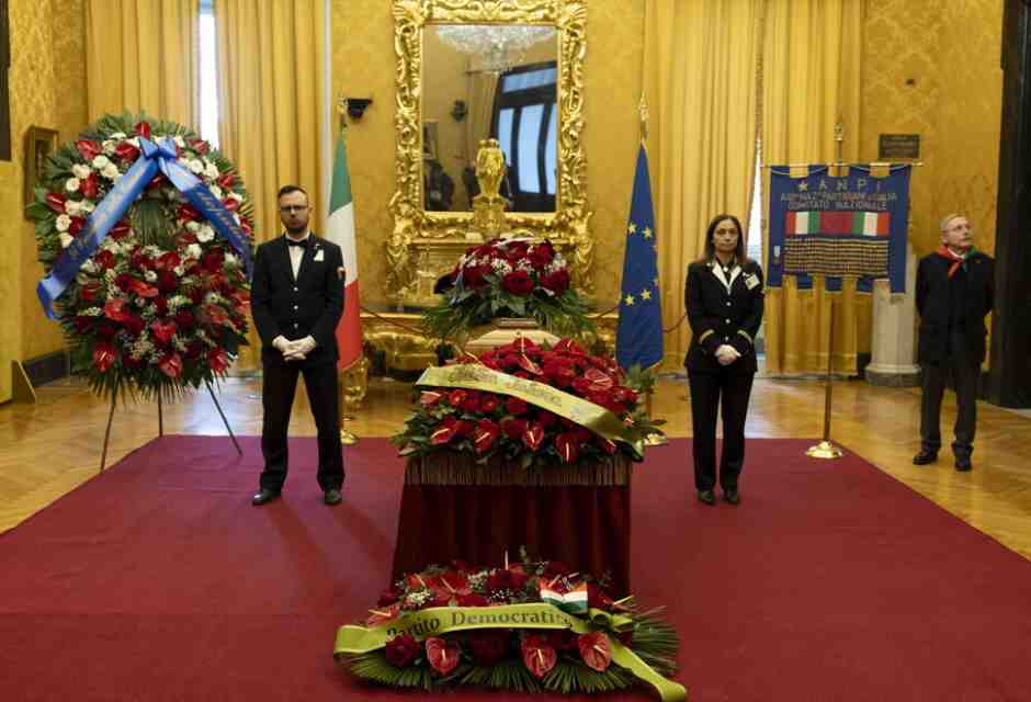 <font color="#2e2d2d"><span style="font-size: 12px;">La camera ardente di Aldo Tortorella a Montecitorio (Ansa)</span></font>