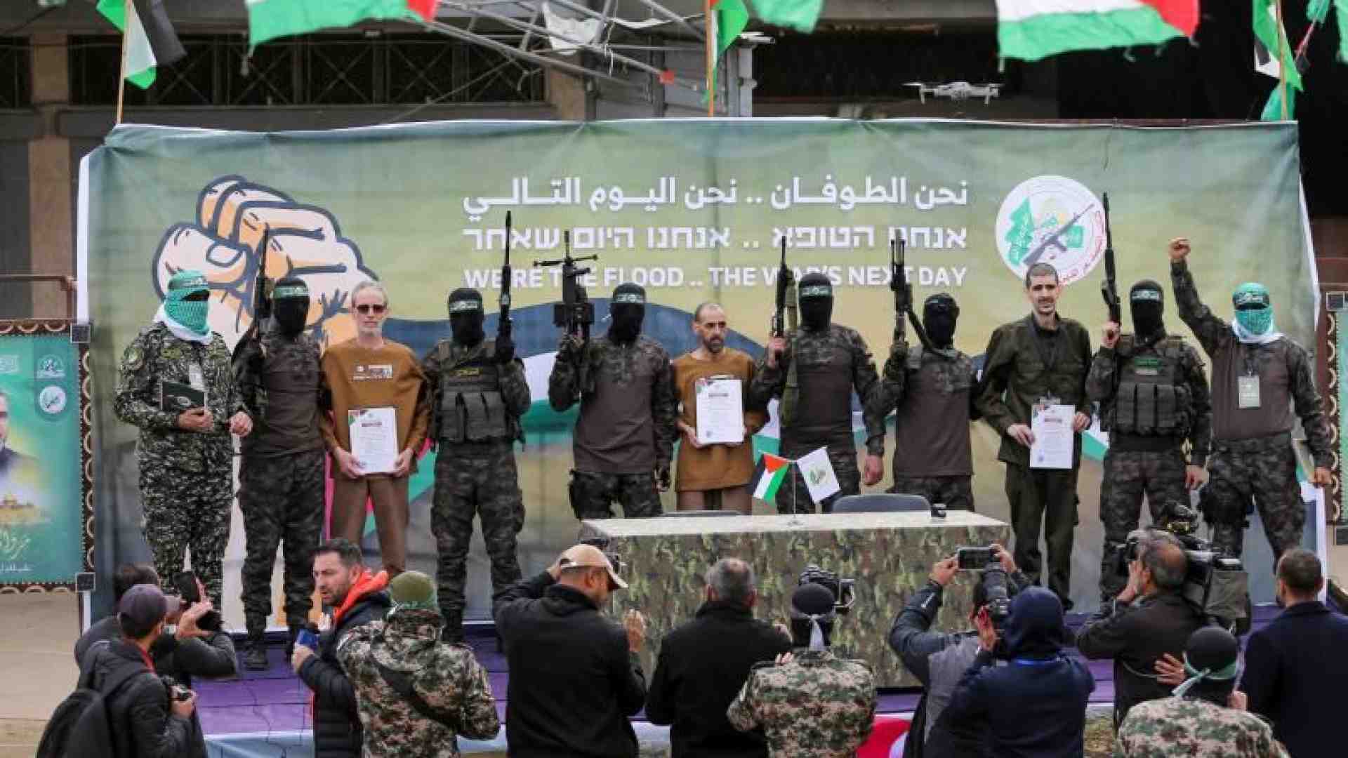 Immagine di Hamas esibisce gli ostaggi. Netanyahu: «Reagiremo»