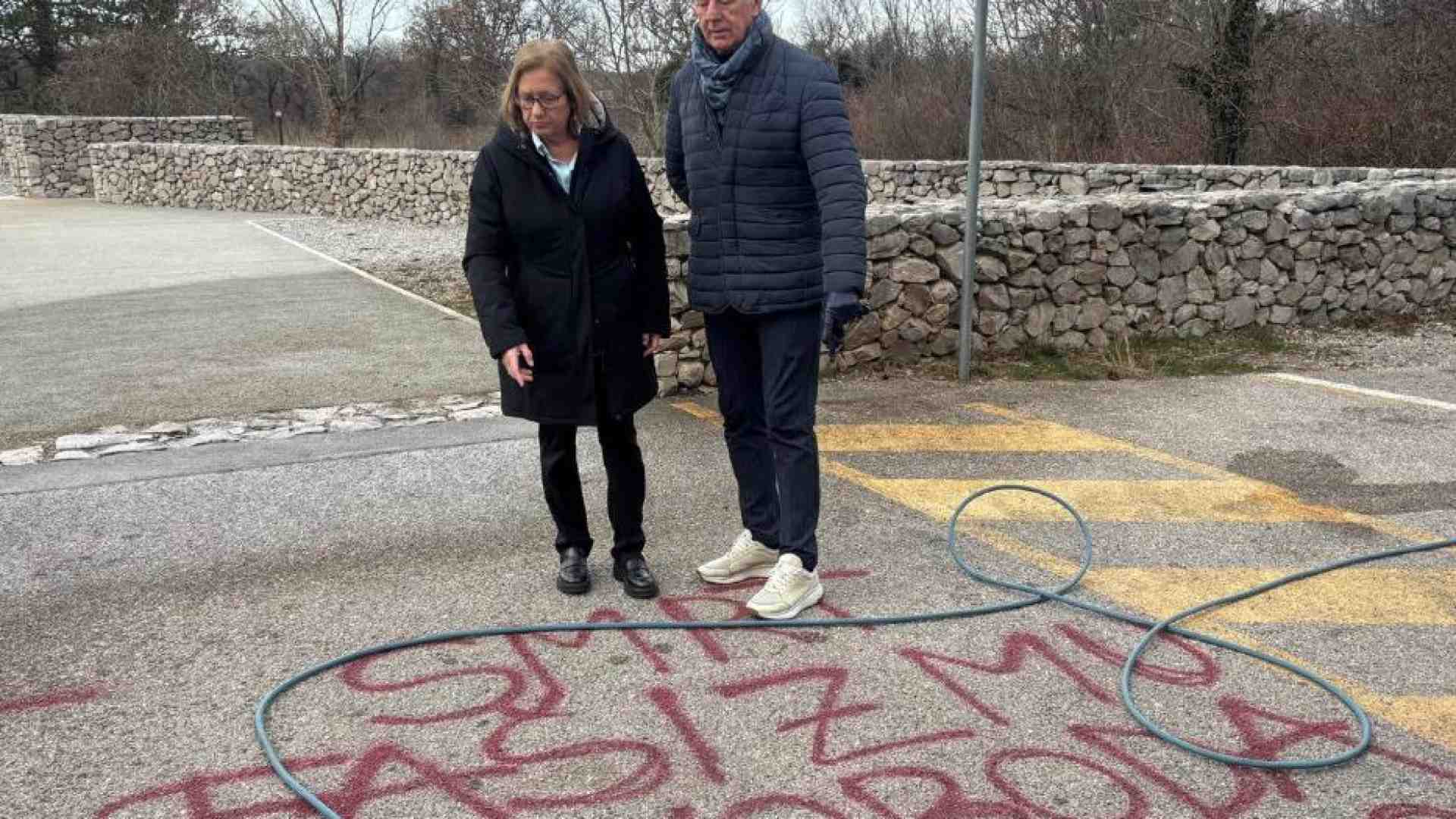 Immagine di Vandalizzata la foiba di Basovizza. Meloni: «Oltraggio alla nazione»