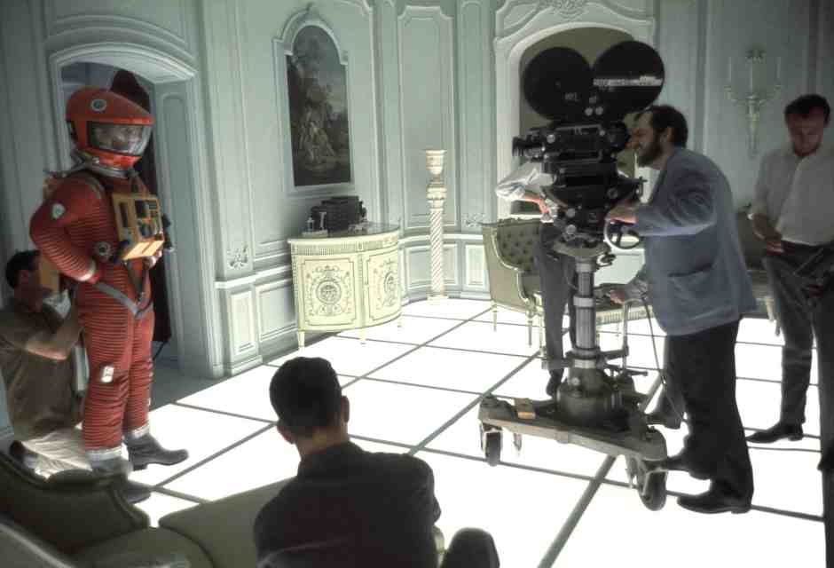 Stanley Kubrick prova l'inquadratura sul set di "2001: Odissea nello spazio". Sulla sinistra, l'attore Keir Dullea in tuta spaziale (Keith Hamshere/Getty)&nbsp;<br />