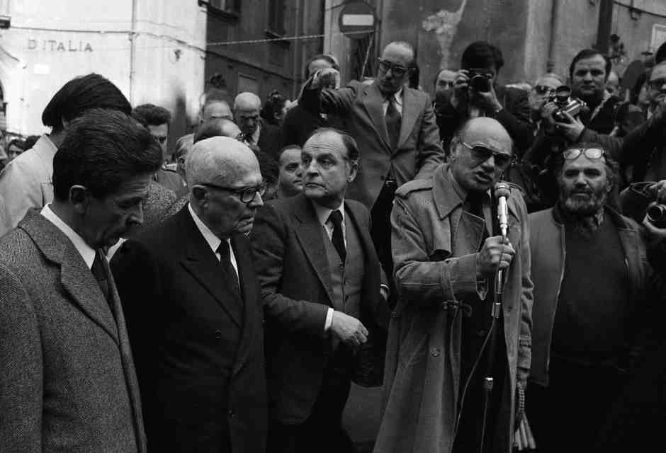 Enrico Berlinguer, Sando Pertini, Antonello Trombadori e Francesco Rosi ai funerali di Luchino Visconti a roma il 19 marzo 1976 (Ansa)<br />