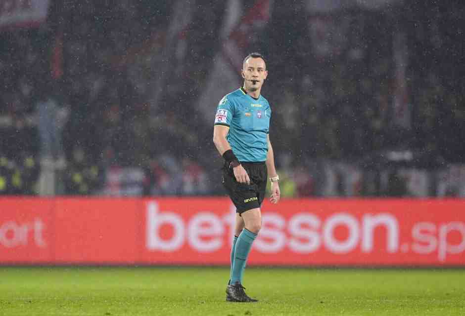 L'arbitro Ermanno Feliciani durante la partita Torino-Genoa (foto LaPresse)<br />