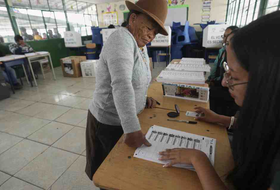 Una donna timbra la sua impronta digitale sulla lista elettorale alle presidenziali a Quito, domenica 9 febbraio 2025 (AP Photo/Dolores Ochoa) <br />
