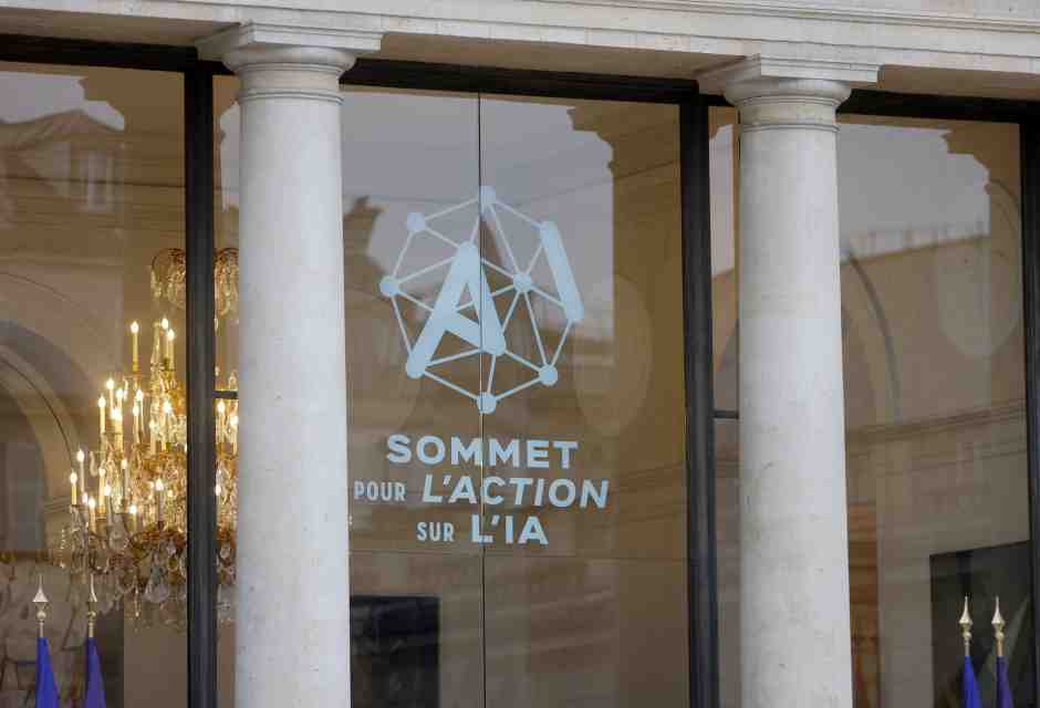 Il logo dell'AI Action Summit sulla facciata dell'Eliseo il 10 febbraio 2025 (Foto di Chesnot/Getty Images) <br />