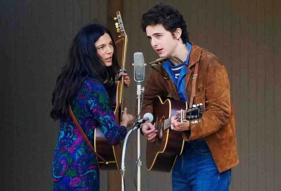 Monica Barbaro &egrave; Joan Baez e Timoth&eacute;e Chalamet &egrave; Bob Dylan in &ldquo;A Complete Unknown&rdquo; di James Mangold&nbsp;<br />