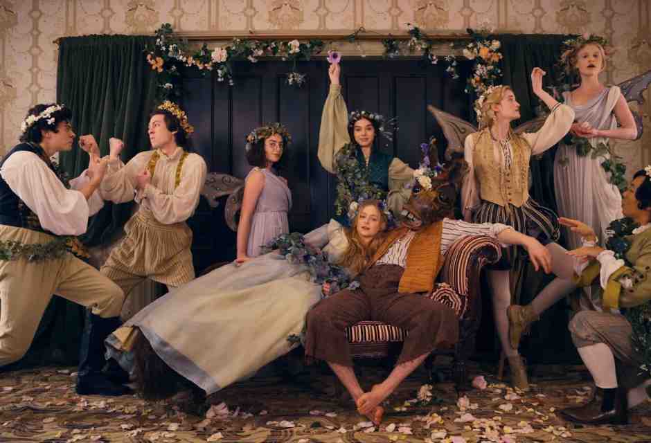 &ldquo;Dickinson&rdquo;, con Hailee Steinfeld (in piedi al centro), &egrave; un racconto anacronistico con una Emily rock&nbsp;