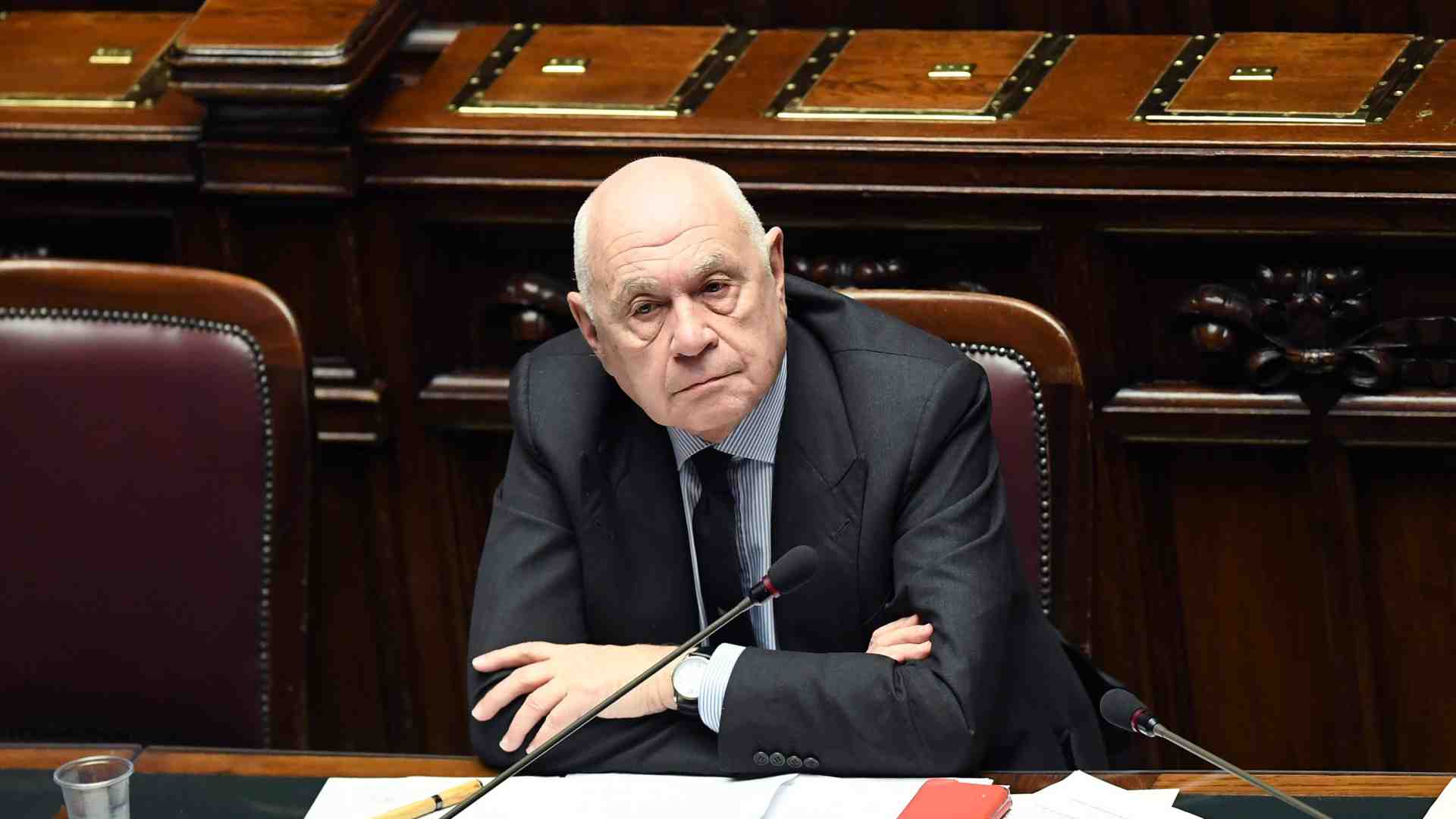 Immagine di Almasri, il Governo cerca la Cpi. Mozione di sfiducia per Nordio