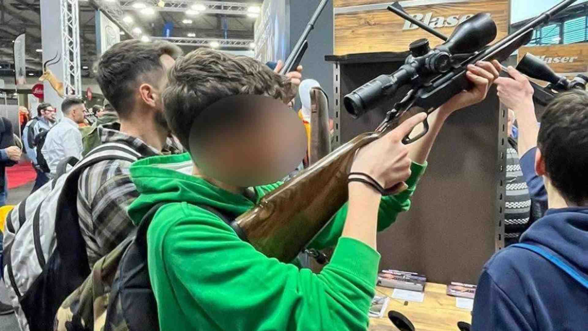 Immagine di Le foto choc dei bambini che imbracciano i fucili alla fiera delle armi