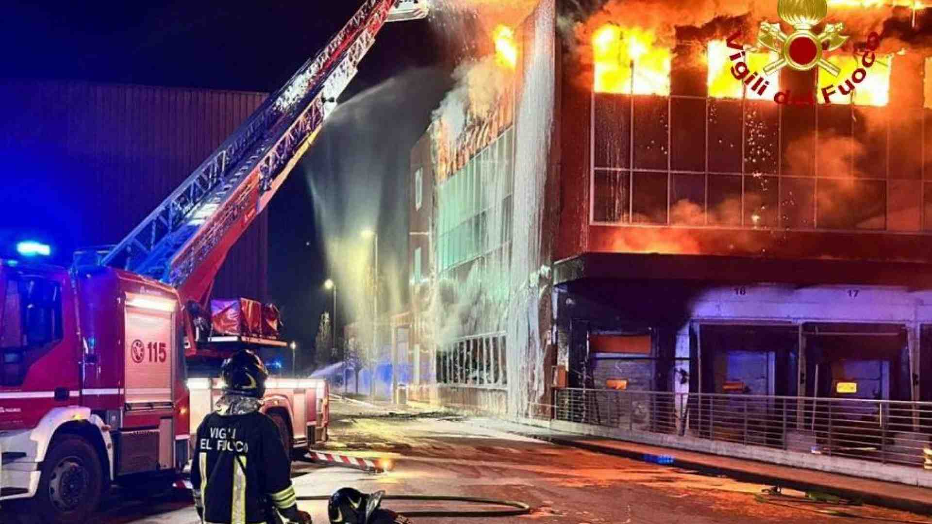 Immagine di Azienda in fiamme, il Comune: "Chiudete le finestre"