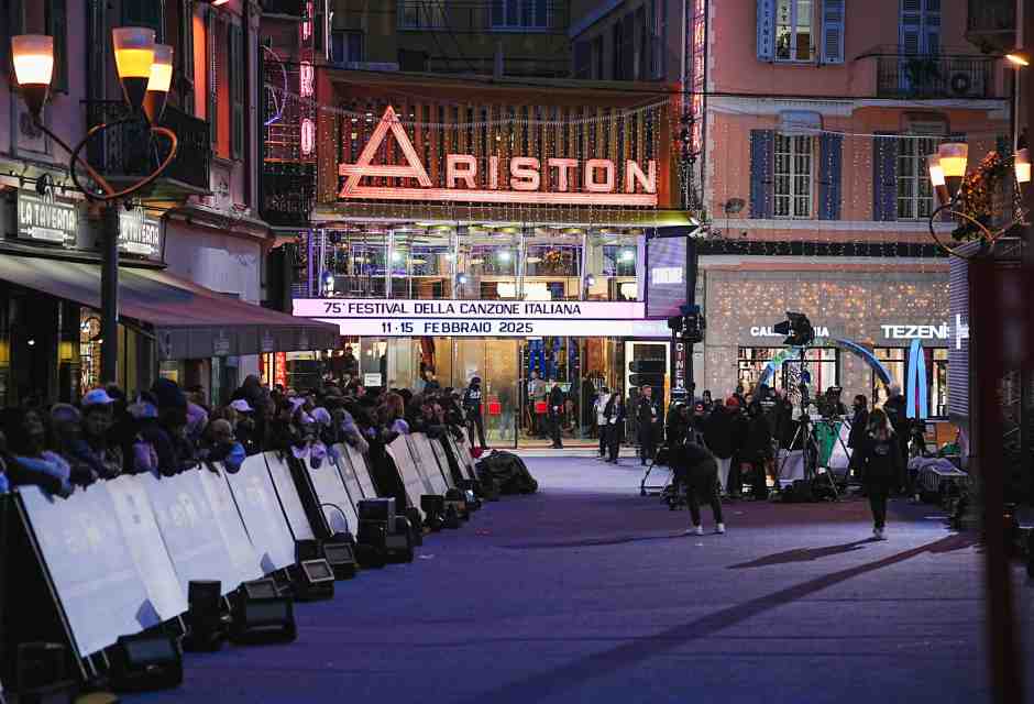 Prove di “canto largo” a Sanremo. Come se l’Ariston fosse Palazzo Chigi e l’Eurovision il Quirinale